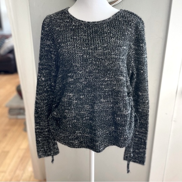 American Eagle Heather Black White Ruched Sides Curved Hem Cropped Sweater Sz M - Picture 1 of 9